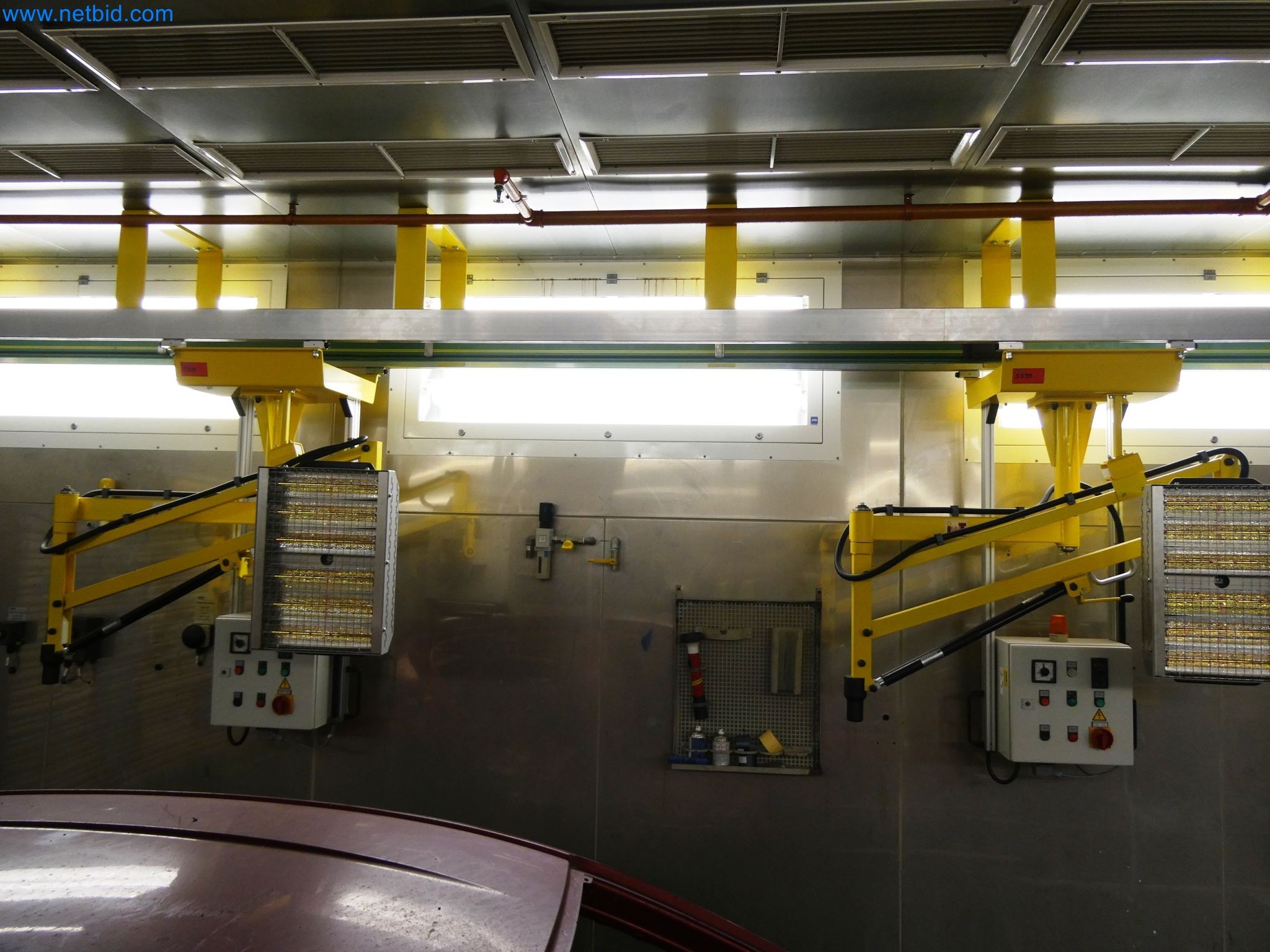 Roboty, sprzęt spawalniczy i akcesoria montażowe z branży motoryzacyjnej-4