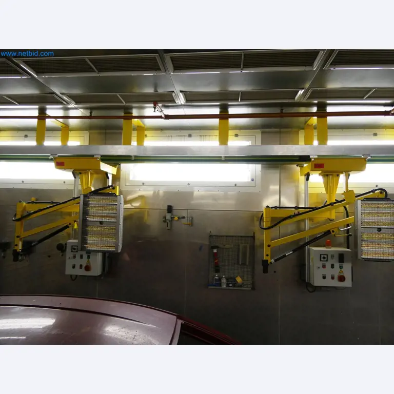 Roboty, sprzęt spawalniczy i akcesoria montażowe z branży motoryzacyjnej-4