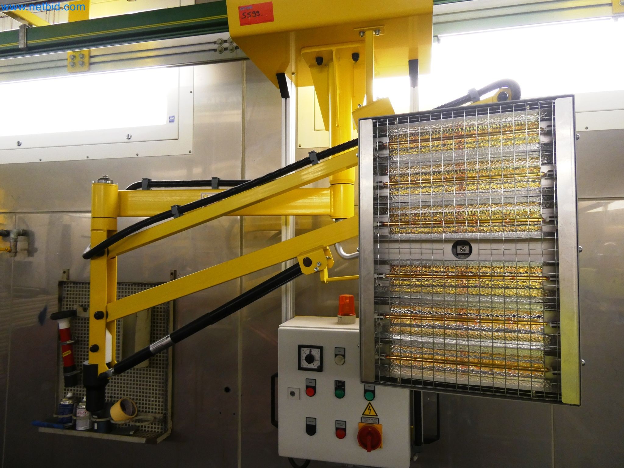 Roboty, sprzęt spawalniczy i akcesoria montażowe z branży motoryzacyjnej-5