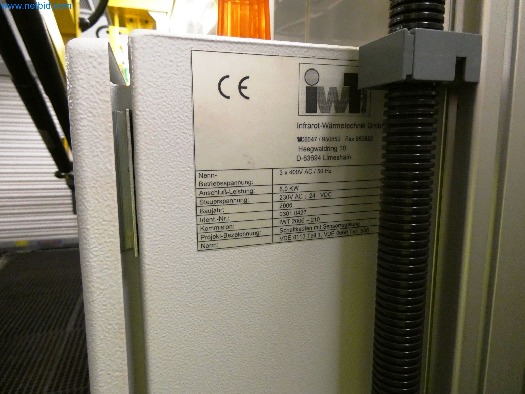 Roboty, sprzęt spawalniczy i akcesoria montażowe z branży motoryzacyjnej-6