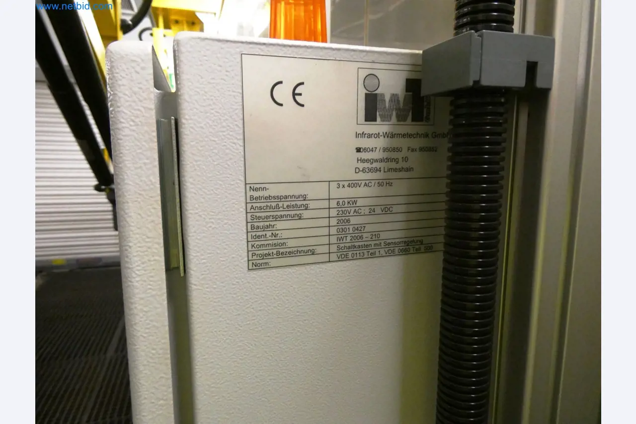 Roboty, sprzęt spawalniczy i akcesoria montażowe z branży motoryzacyjnej-6