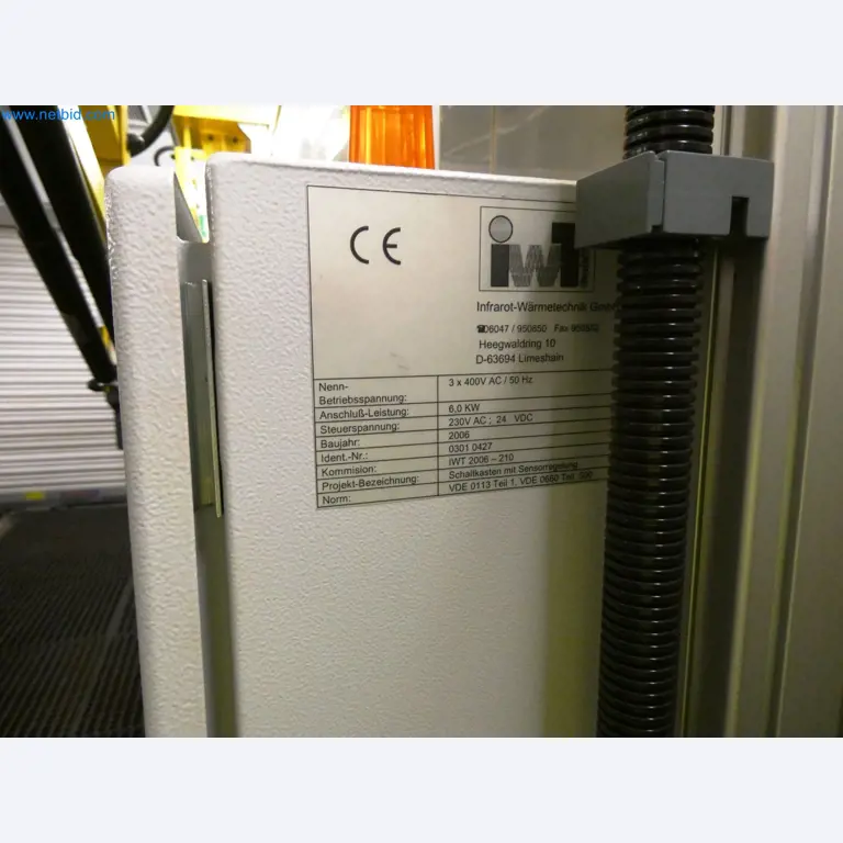 Roboty, sprzęt spawalniczy i akcesoria montażowe z branży motoryzacyjnej-6