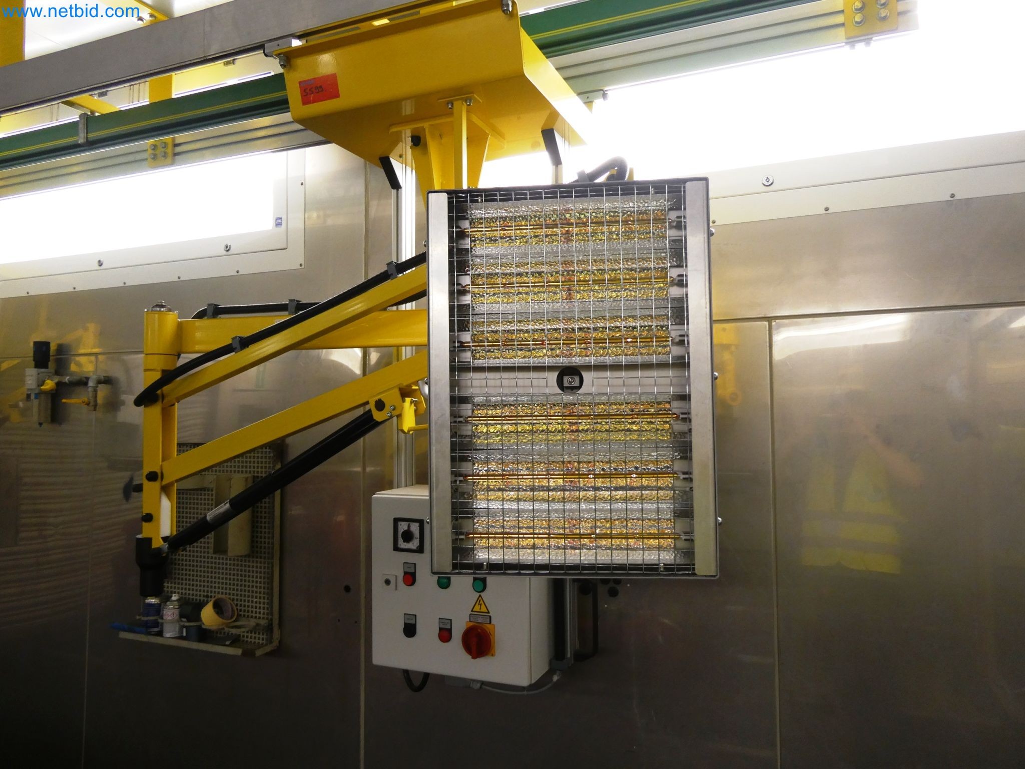 Roboty, sprzęt spawalniczy i akcesoria montażowe z branży motoryzacyjnej-7