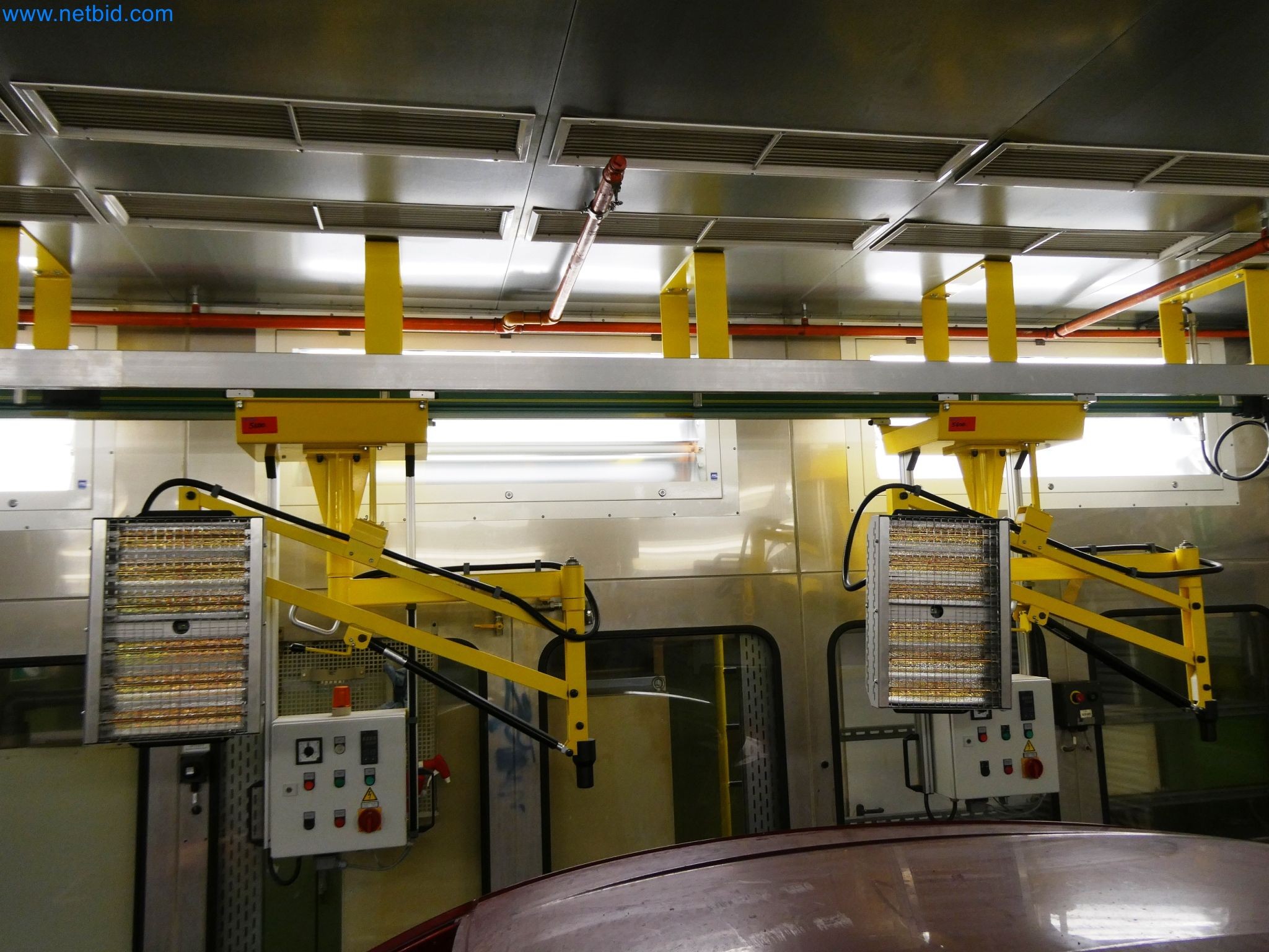 Roboty, sprzęt spawalniczy i akcesoria montażowe z branży motoryzacyjnej-1