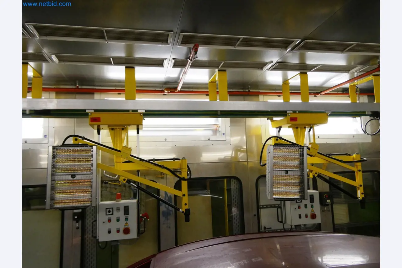 Roboty, sprzęt spawalniczy i akcesoria montażowe z branży motoryzacyjnej-1