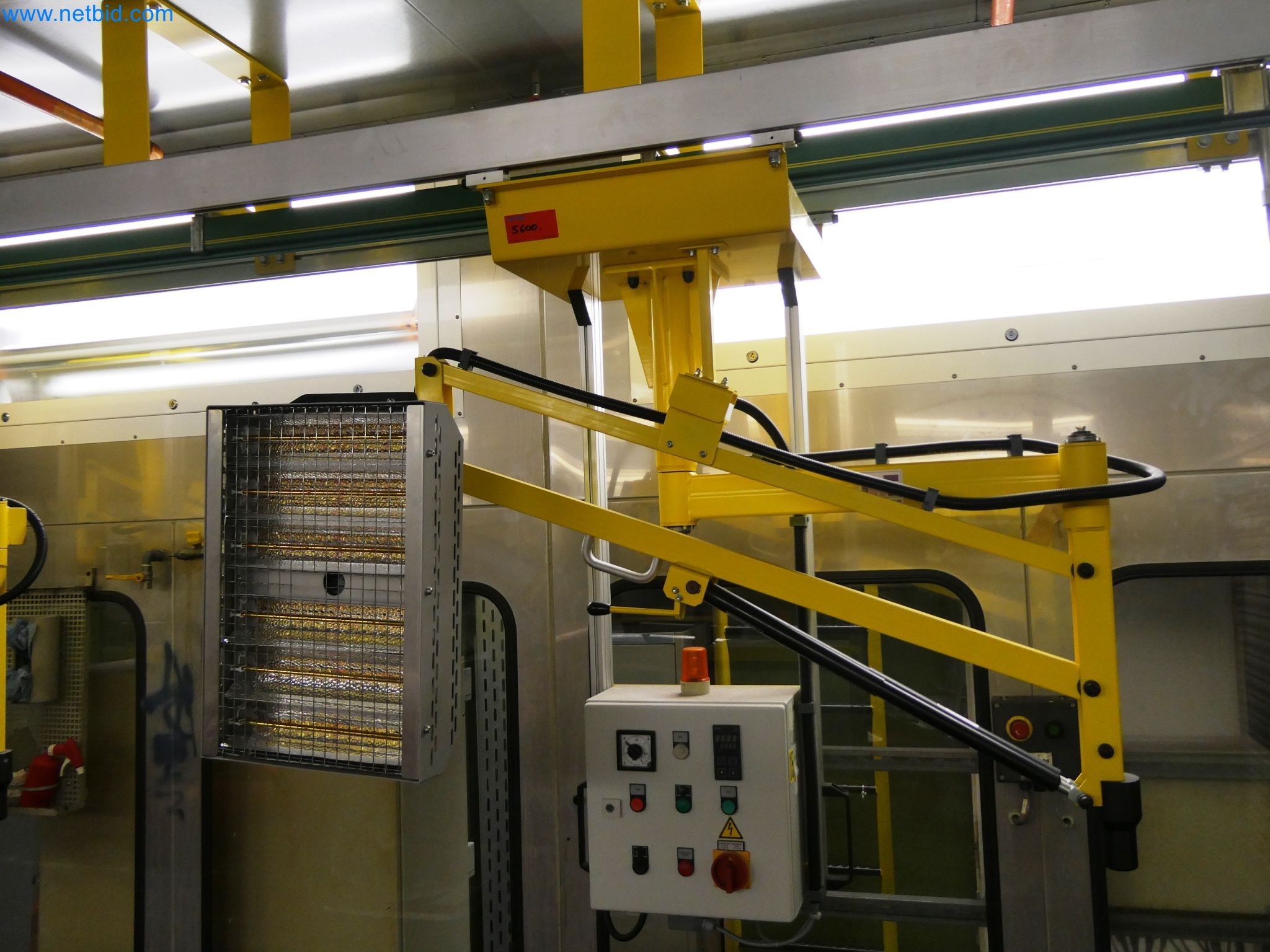 Roboty, sprzęt spawalniczy i akcesoria montażowe z branży motoryzacyjnej-2