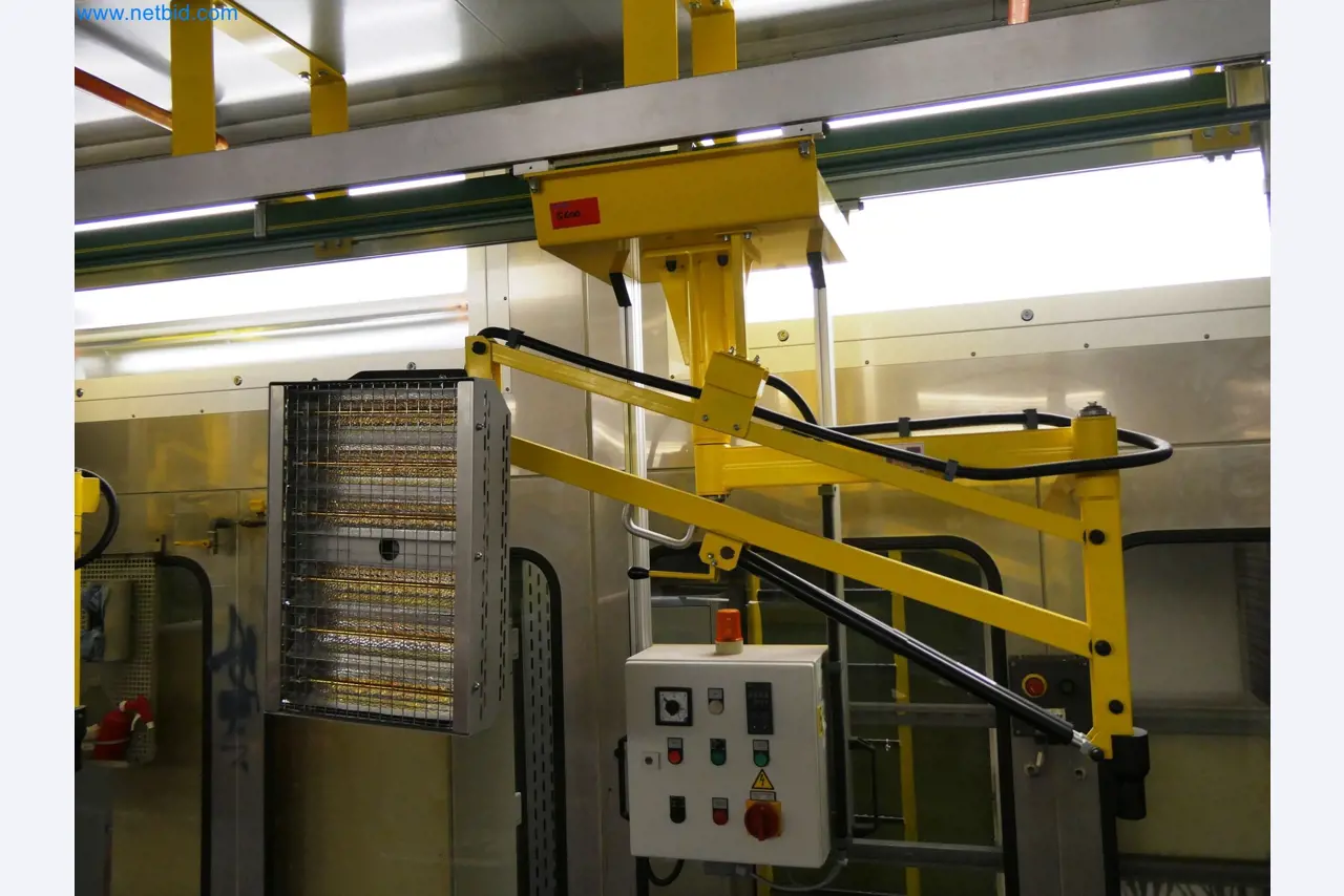 Roboty, sprzęt spawalniczy i akcesoria montażowe z branży motoryzacyjnej-2