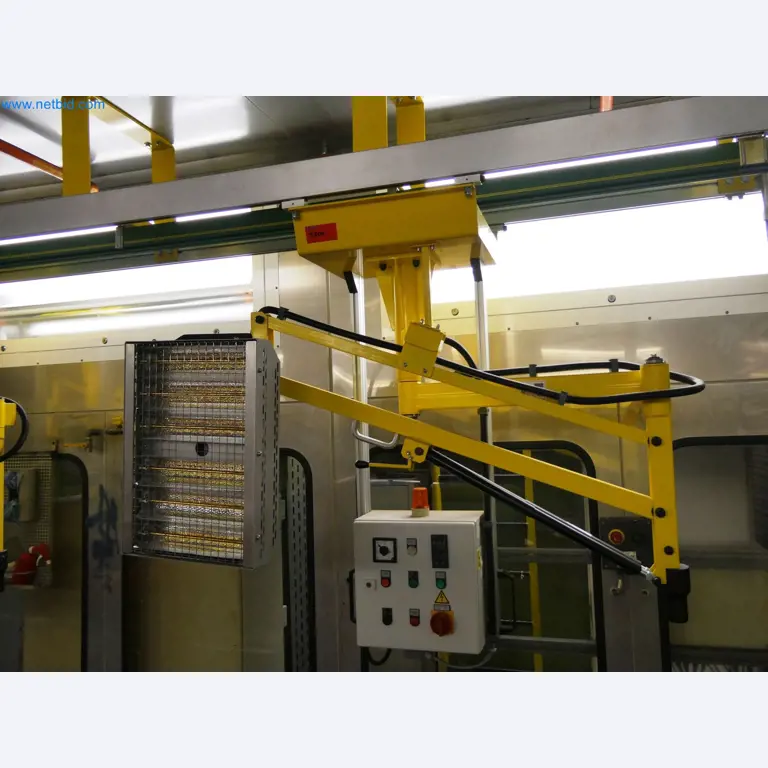 Roboty, sprzęt spawalniczy i akcesoria montażowe z branży motoryzacyjnej-2