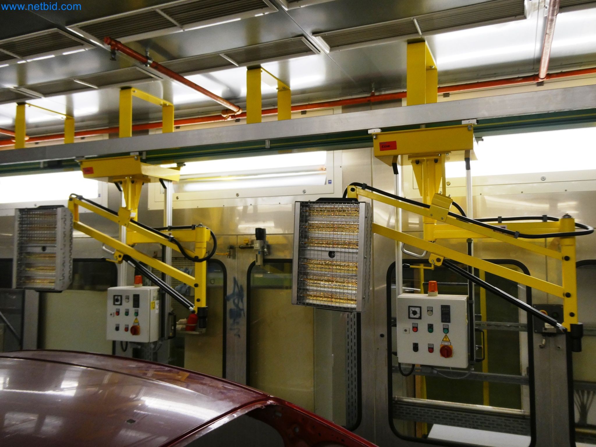 Roboty, sprzęt spawalniczy i akcesoria montażowe z branży motoryzacyjnej-3