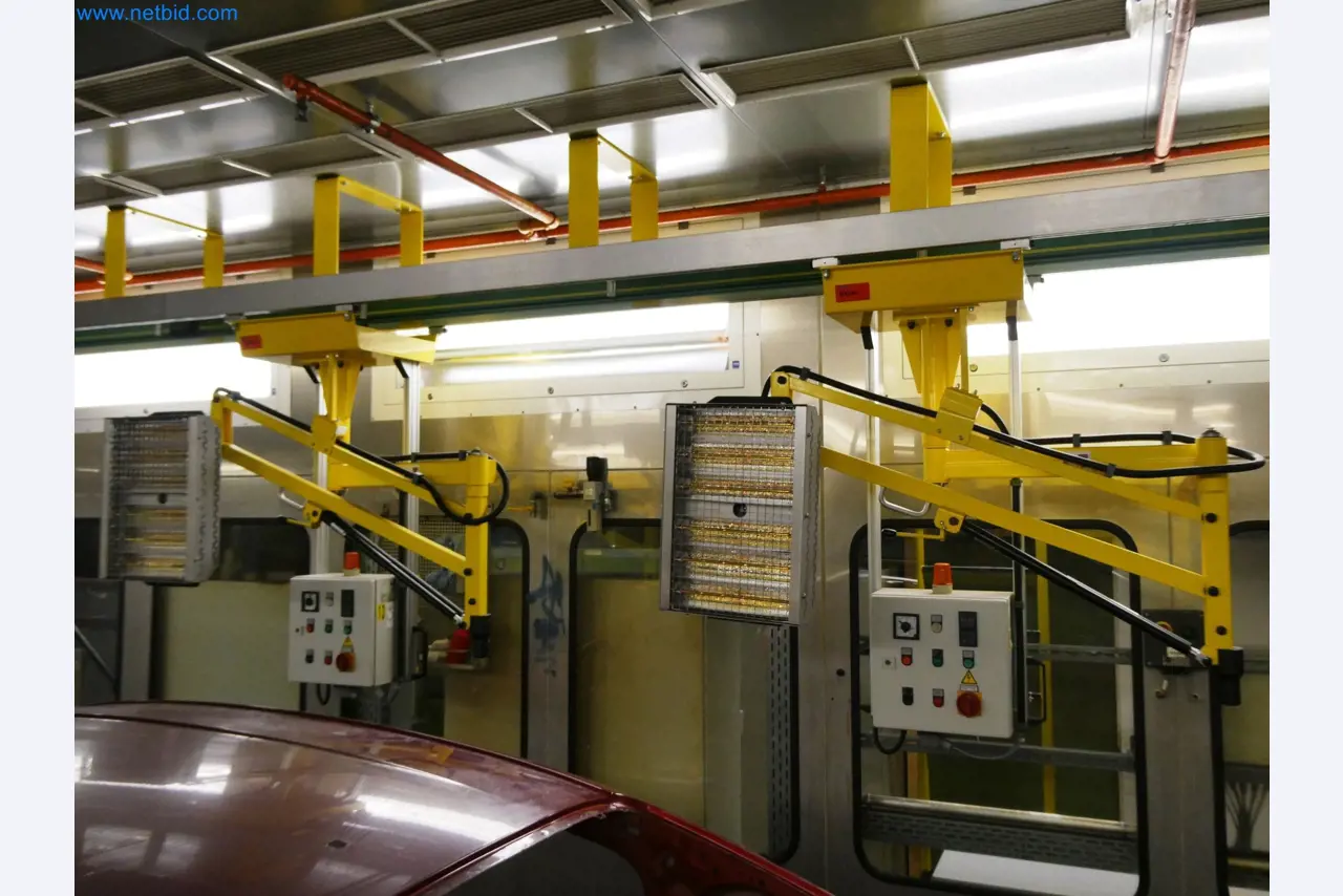 Roboty, sprzęt spawalniczy i akcesoria montażowe z branży motoryzacyjnej-3