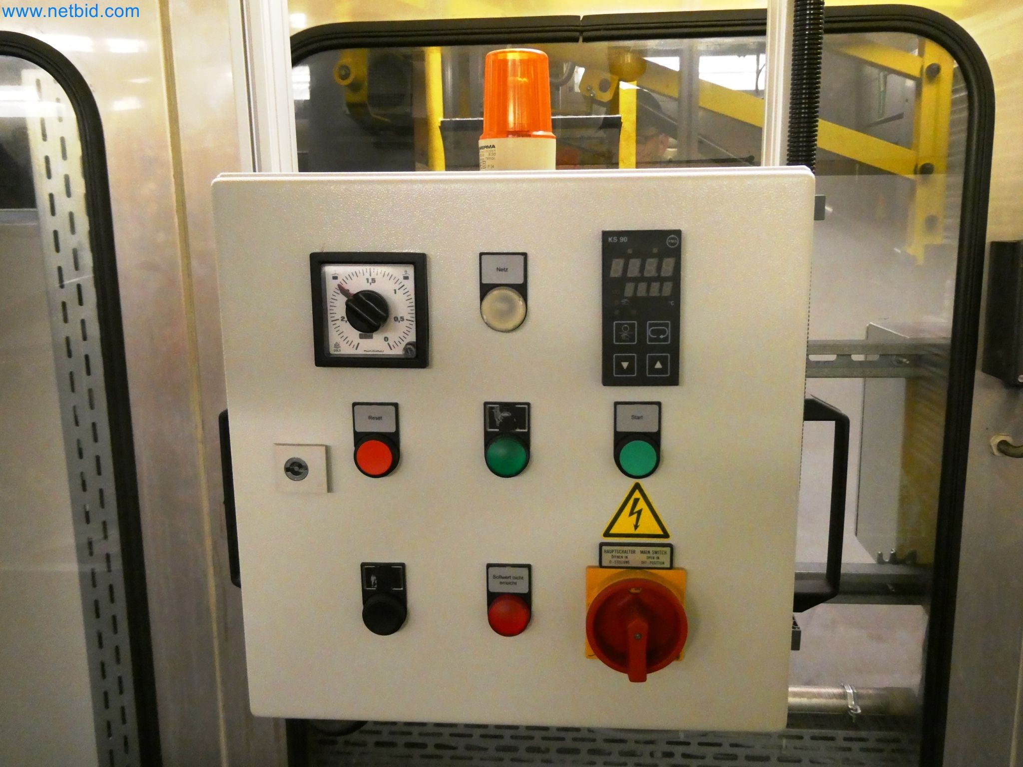 Roboty, sprzęt spawalniczy i akcesoria montażowe z branży motoryzacyjnej-4