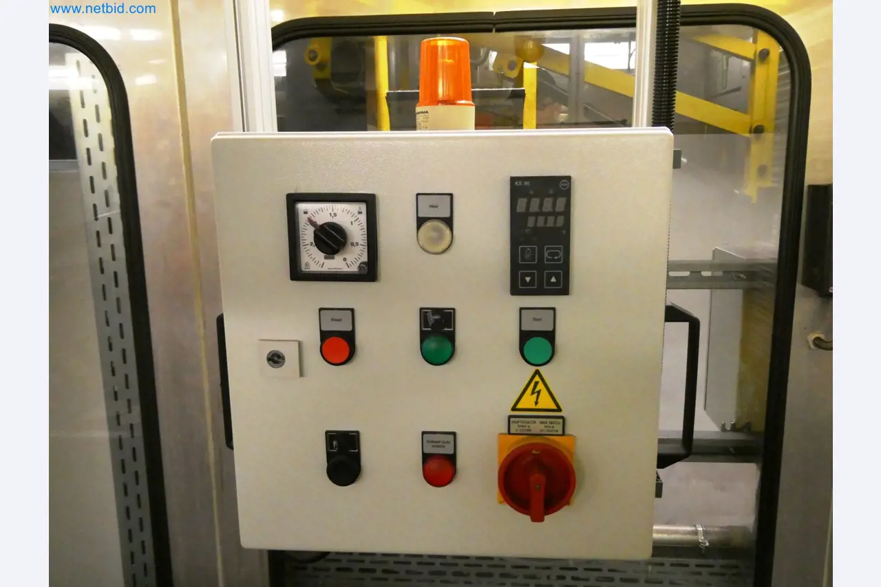 Roboty, sprzęt spawalniczy i akcesoria montażowe z branży motoryzacyjnej-4