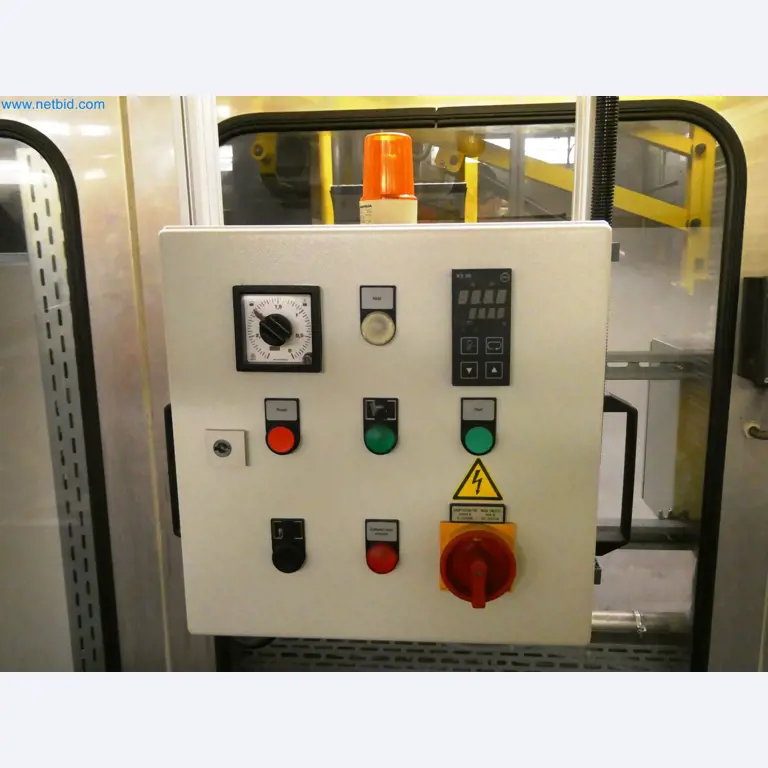 Roboty, sprzęt spawalniczy i akcesoria montażowe z branży motoryzacyjnej-4