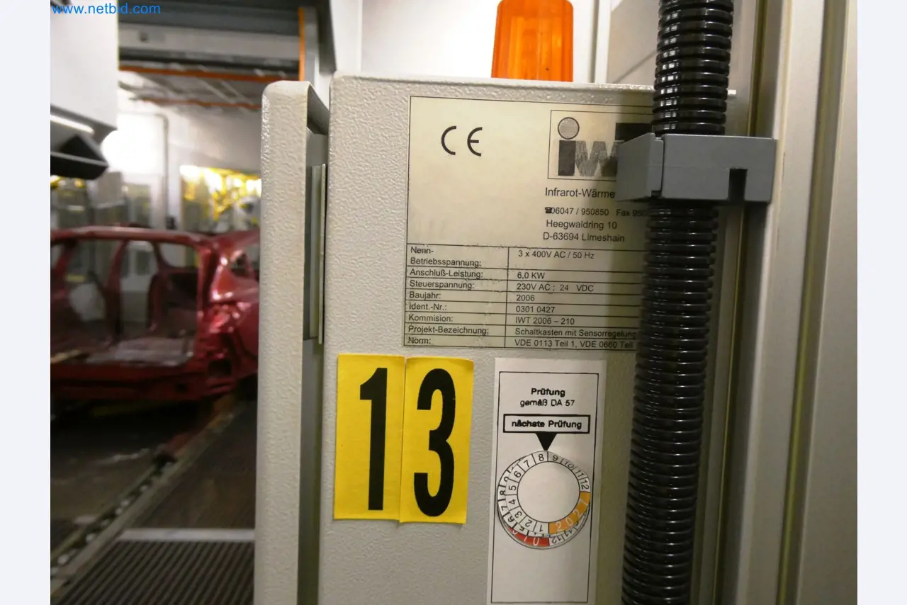 Roboty, sprzęt spawalniczy i akcesoria montażowe z branży motoryzacyjnej-5