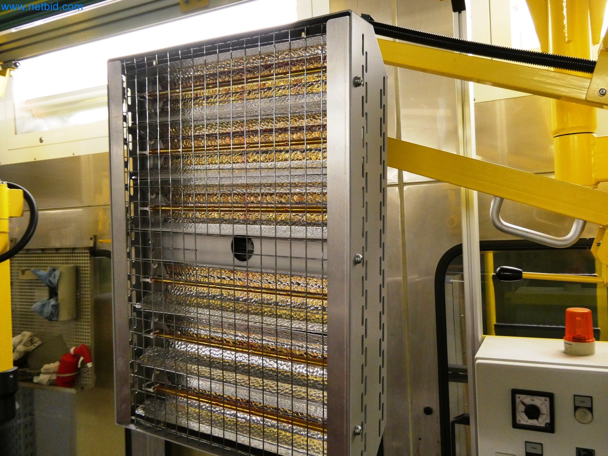 Roboty, sprzęt spawalniczy i akcesoria montażowe z branży motoryzacyjnej-6