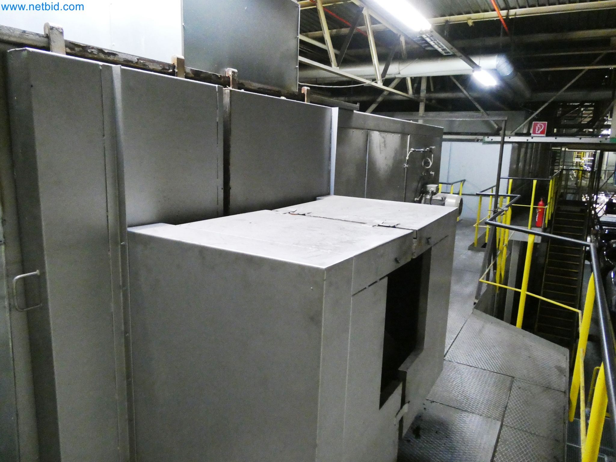 Roboty, svařovací zařízení a montážní příslušenství z automobilového průmyslu-4