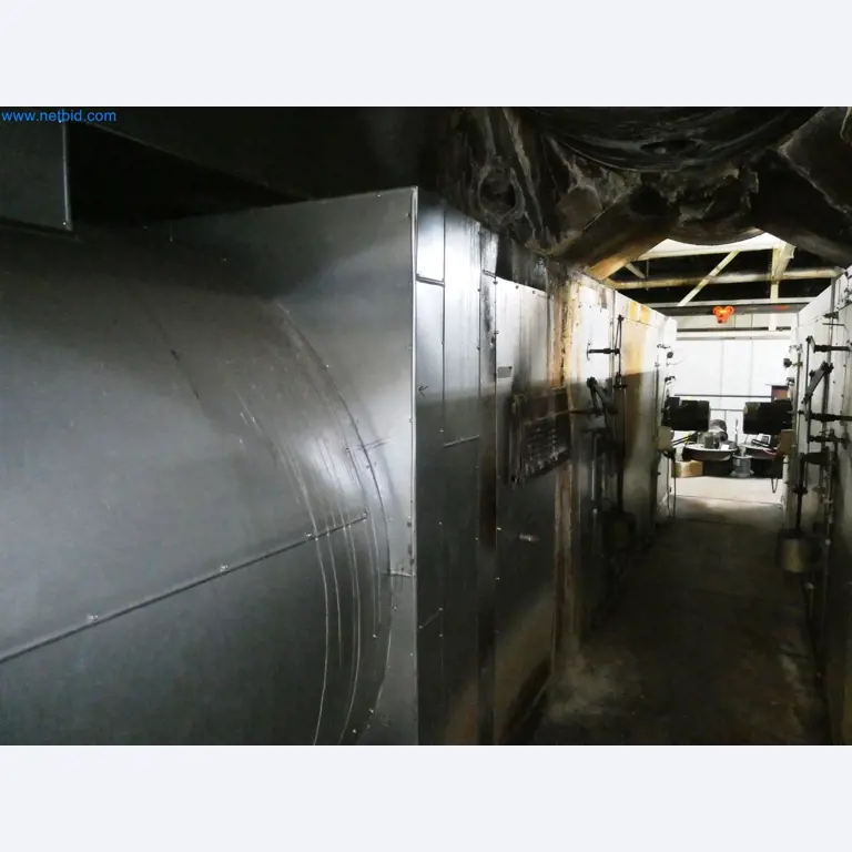 Roboty, svařovací zařízení a montážní příslušenství z automobilového průmyslu-6