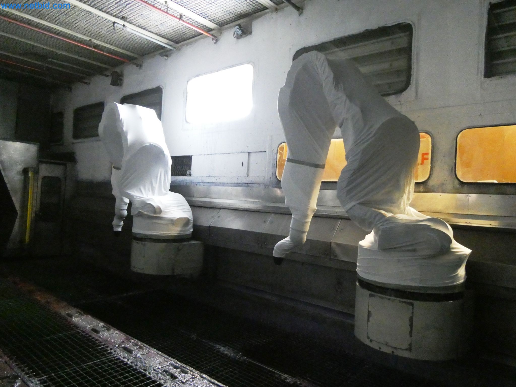 Roboty, svařovací zařízení a montážní příslušenství z automobilového průmyslu-3