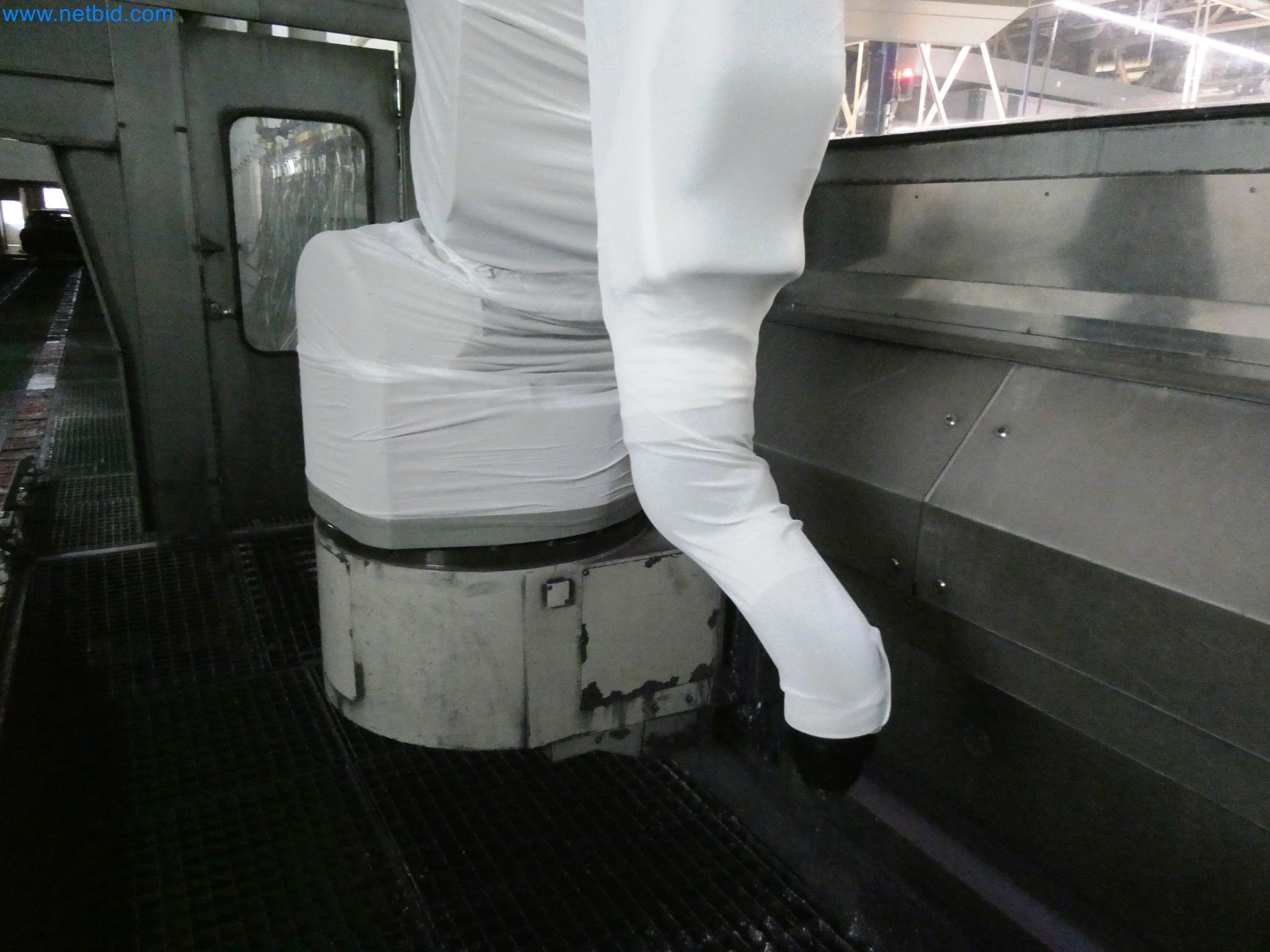 Roboty, svařovací zařízení a montážní příslušenství z automobilového průmyslu-4