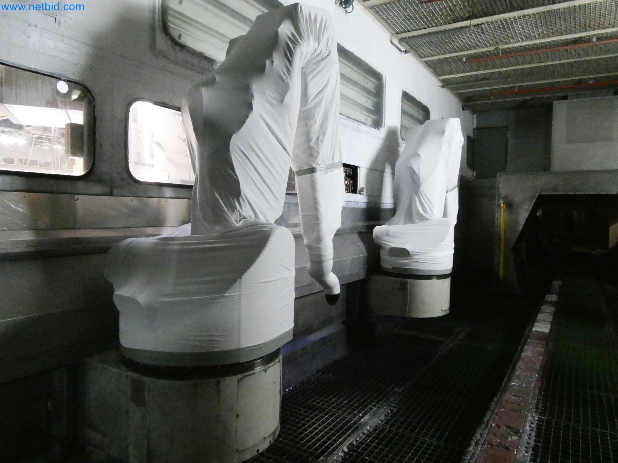 Roboty, svařovací zařízení a montážní příslušenství z automobilového průmyslu-5