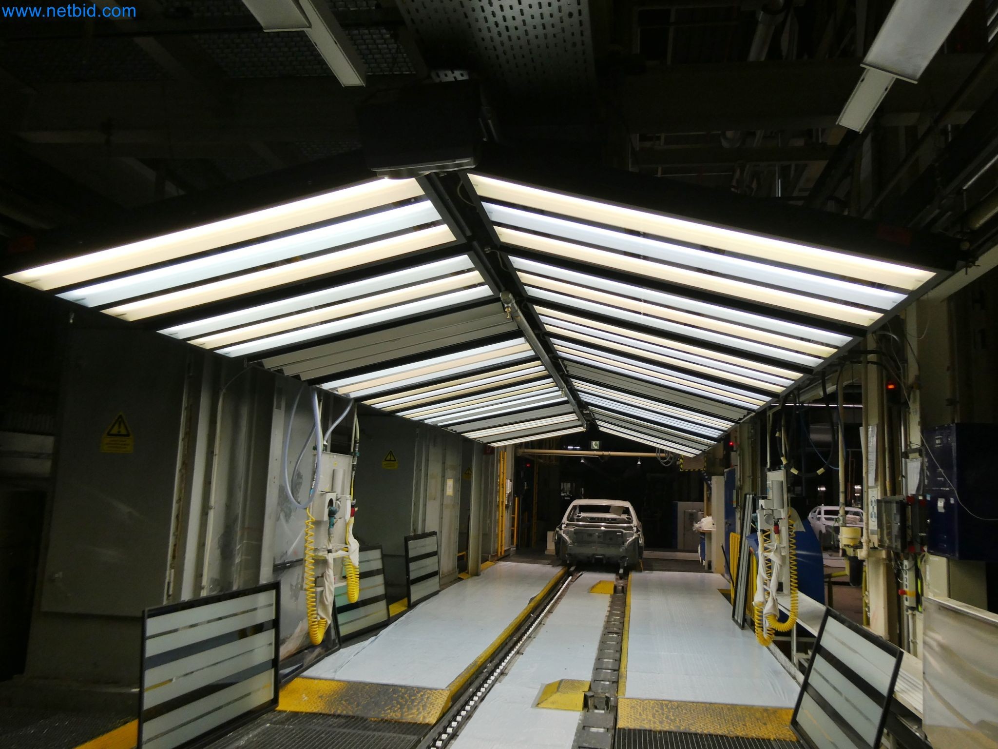 Roboty, svařovací zařízení a montážní příslušenství z automobilového průmyslu-1