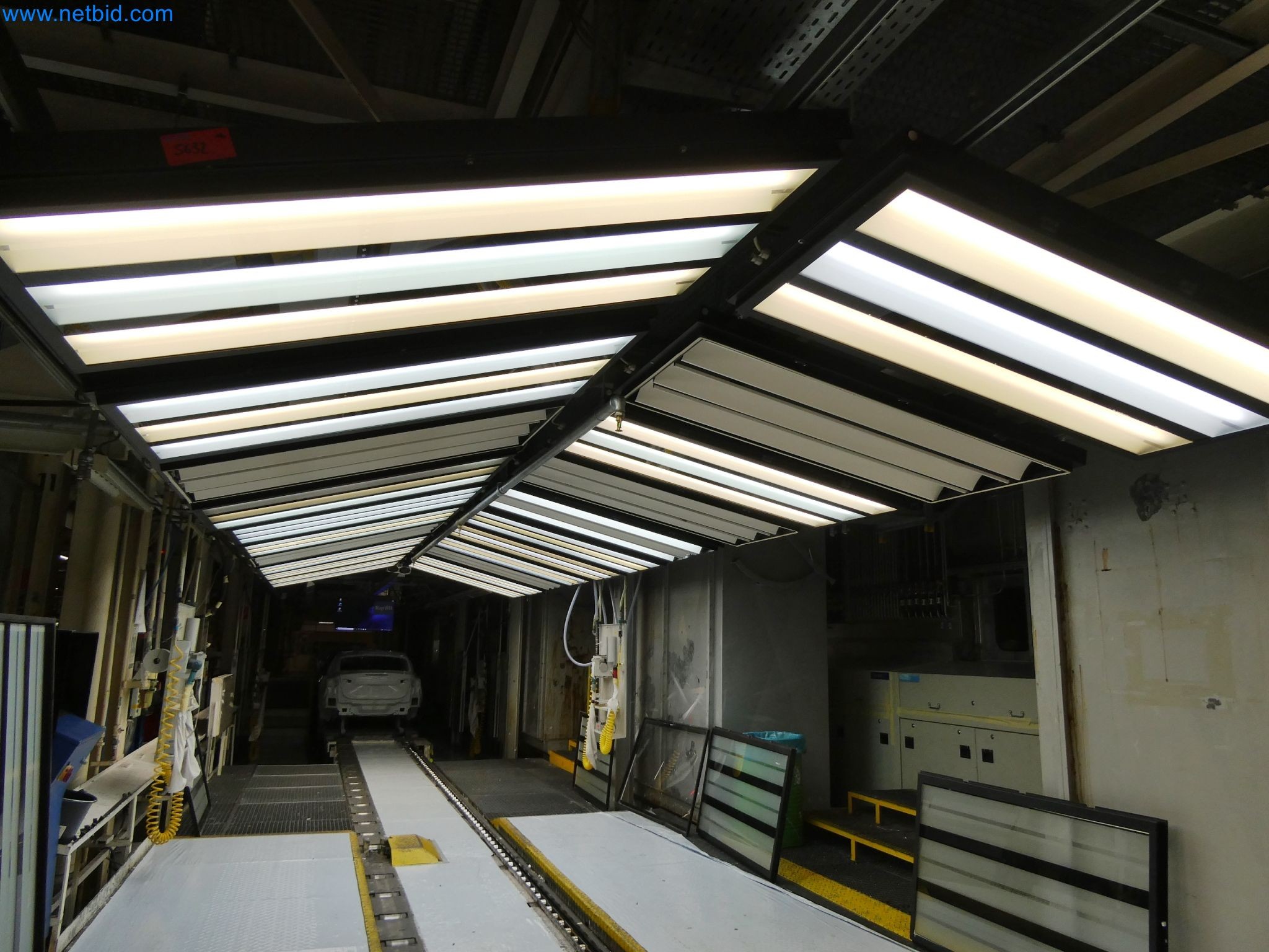 Roboty, svařovací zařízení a montážní příslušenství z automobilového průmyslu-2