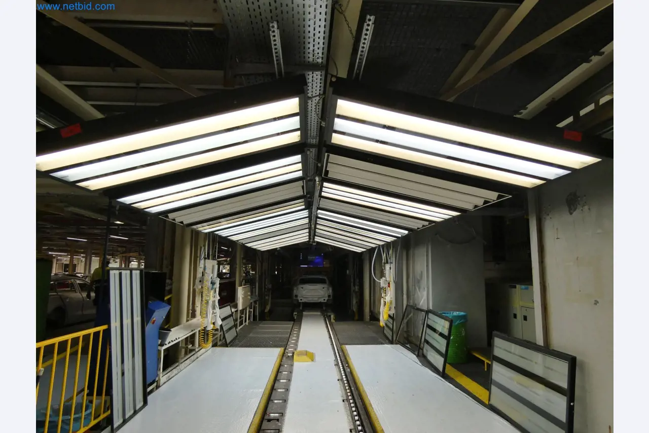 Roboty, svařovací zařízení a montážní příslušenství z automobilového průmyslu-3