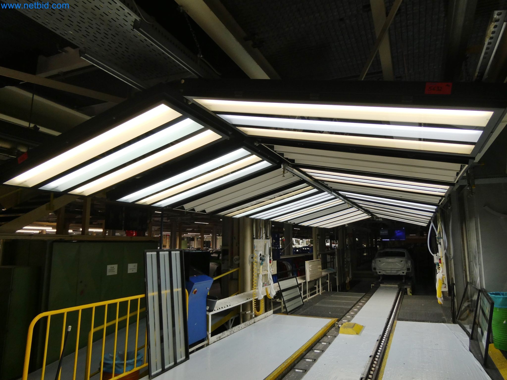 Roboty, svařovací zařízení a montážní příslušenství z automobilového průmyslu-4