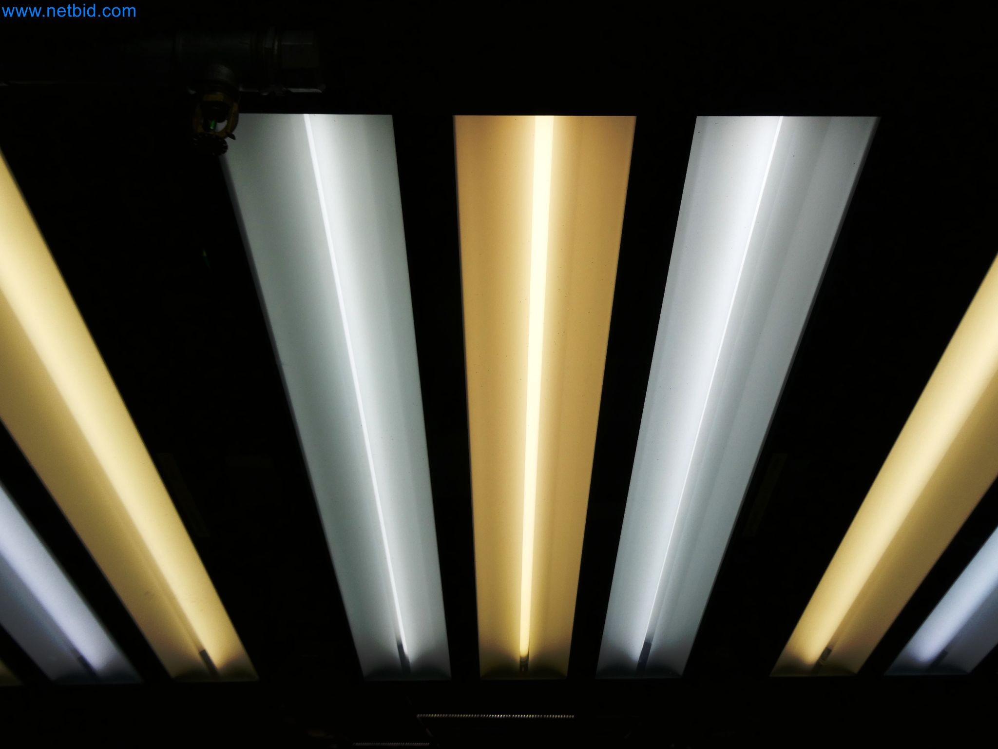 Roboty, svařovací zařízení a montážní příslušenství z automobilového průmyslu-5