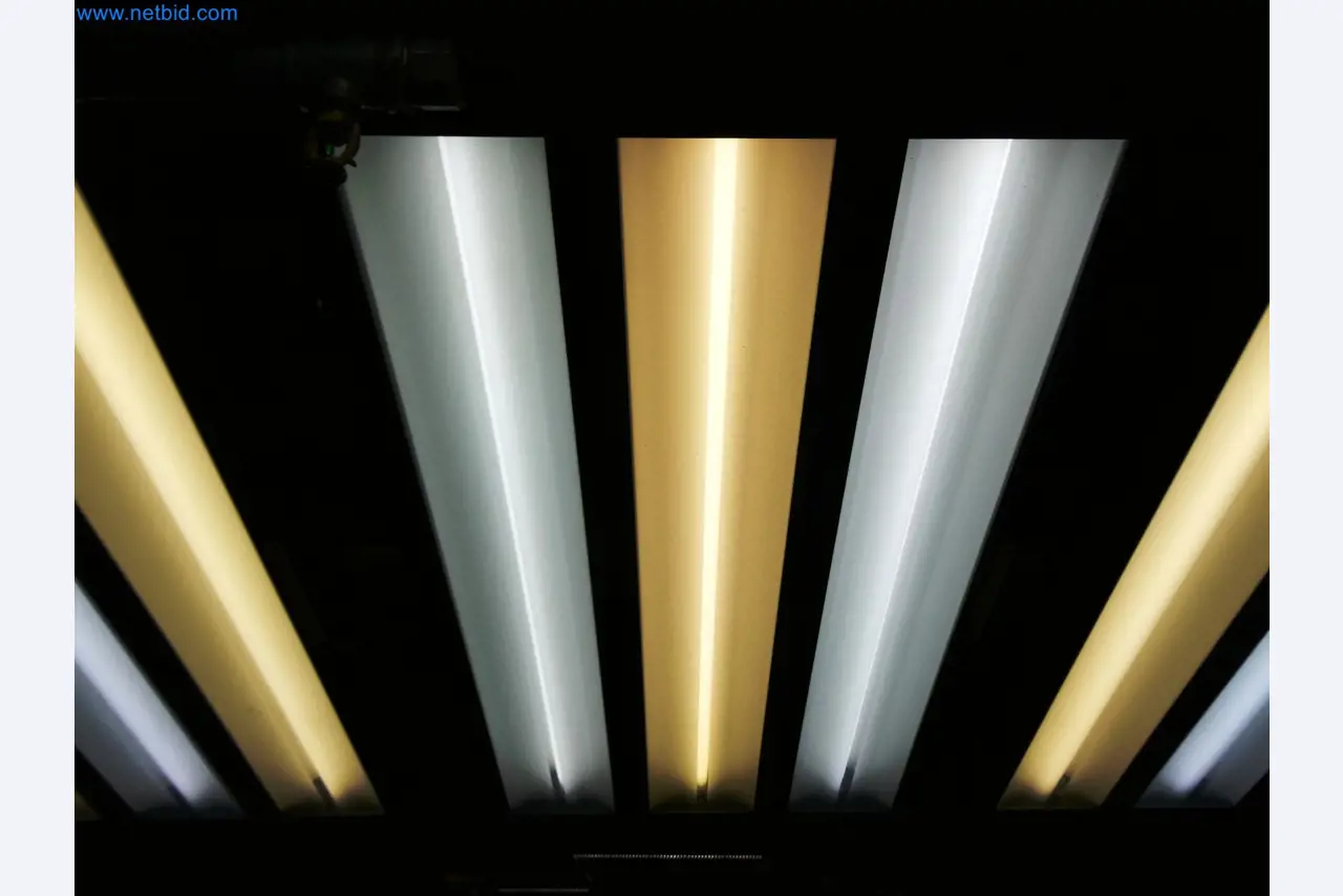 Roboty, svařovací zařízení a montážní příslušenství z automobilového průmyslu-5