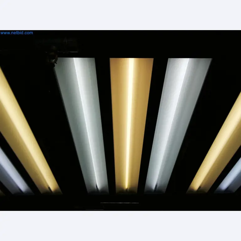 Roboty, svařovací zařízení a montážní příslušenství z automobilového průmyslu-5