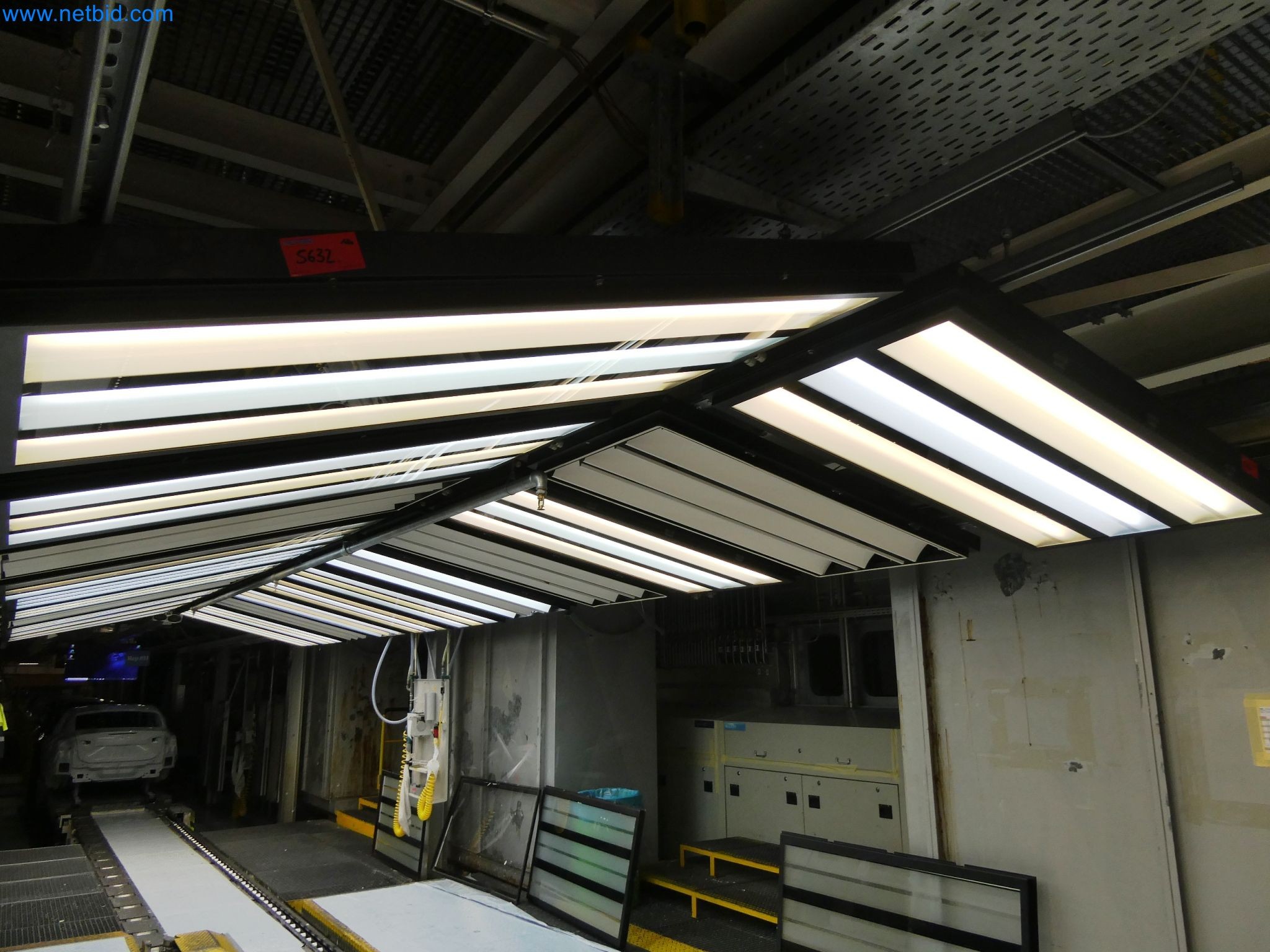 Roboty, svařovací zařízení a montážní příslušenství z automobilového průmyslu-6