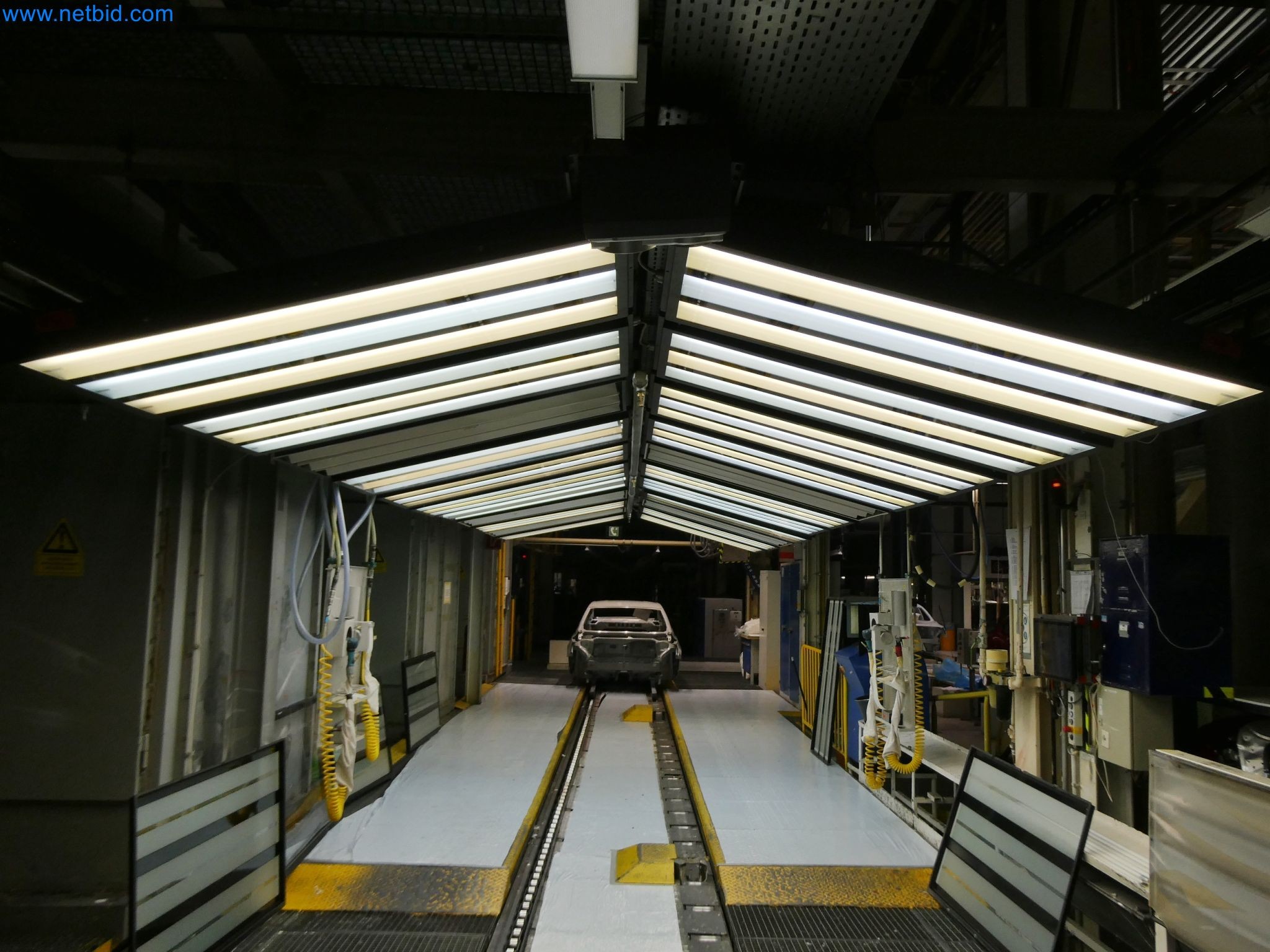 Roboty, svařovací zařízení a montážní příslušenství z automobilového průmyslu-7