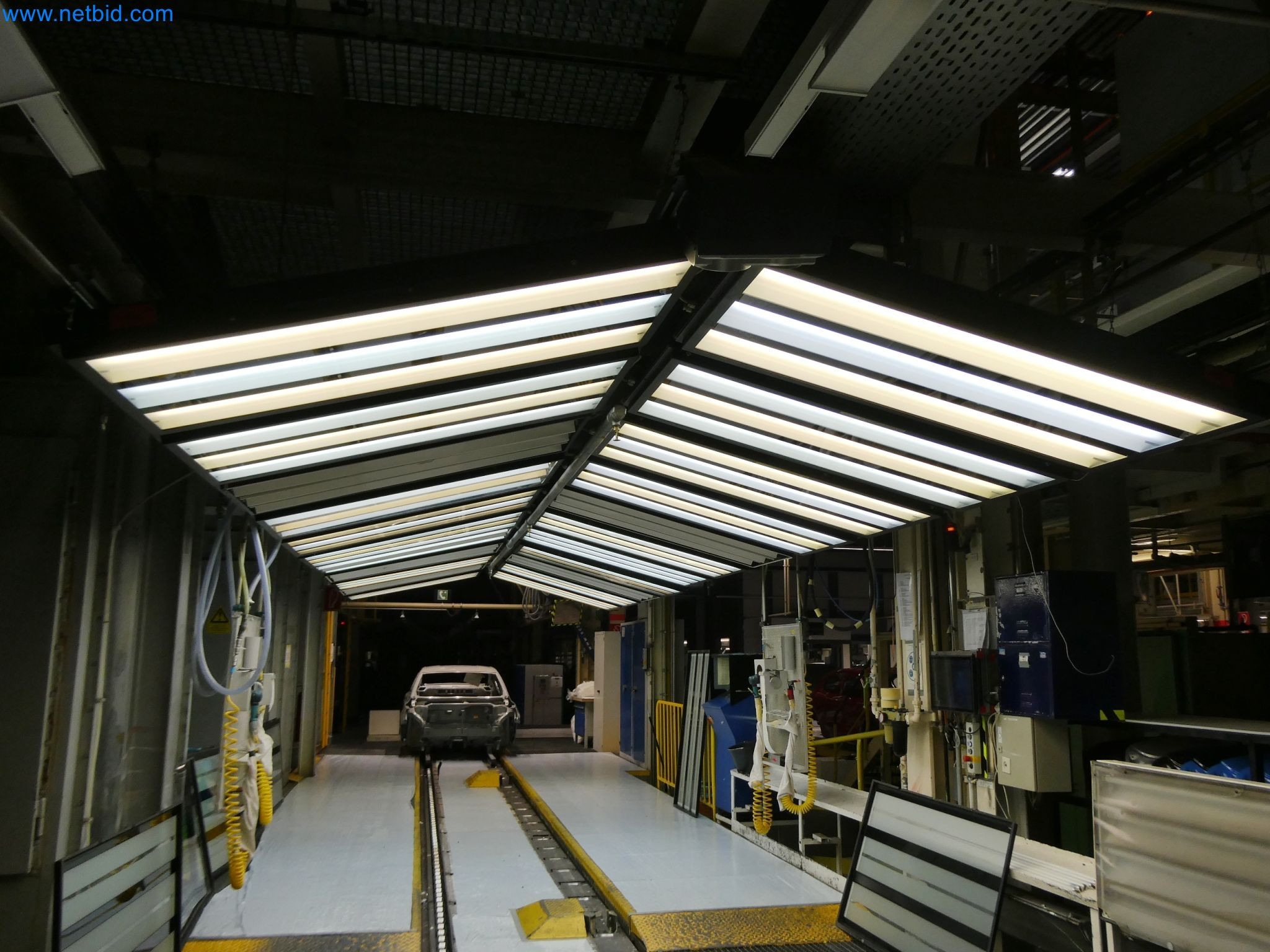 Roboty, svařovací zařízení a montážní příslušenství z automobilového průmyslu-8