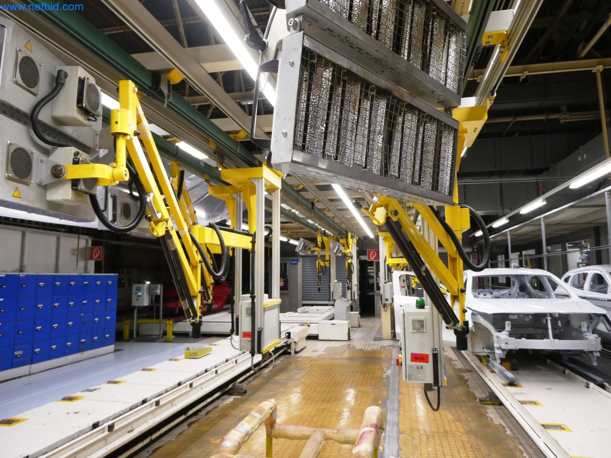 Roboty, sprzęt spawalniczy i akcesoria montażowe z branży motoryzacyjnej-1