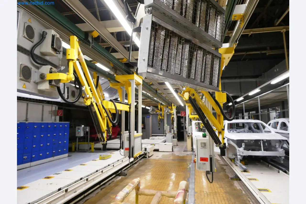 Roboty, sprzęt spawalniczy i akcesoria montażowe z branży motoryzacyjnej-1