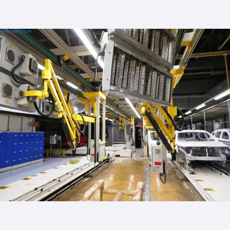 Roboty, sprzęt spawalniczy i akcesoria montażowe z branży motoryzacyjnej-1