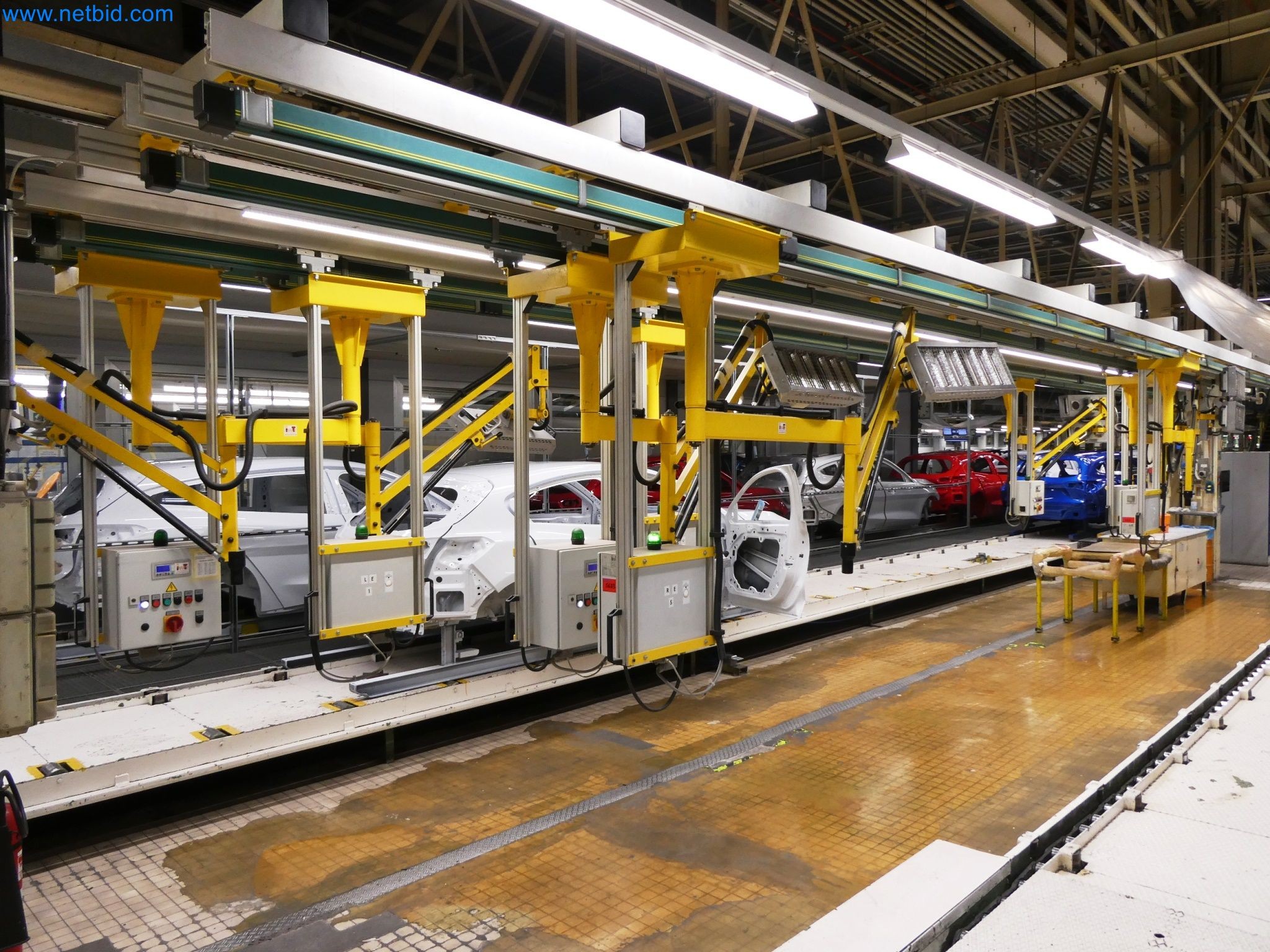 Roboty, sprzęt spawalniczy i akcesoria montażowe z branży motoryzacyjnej-2