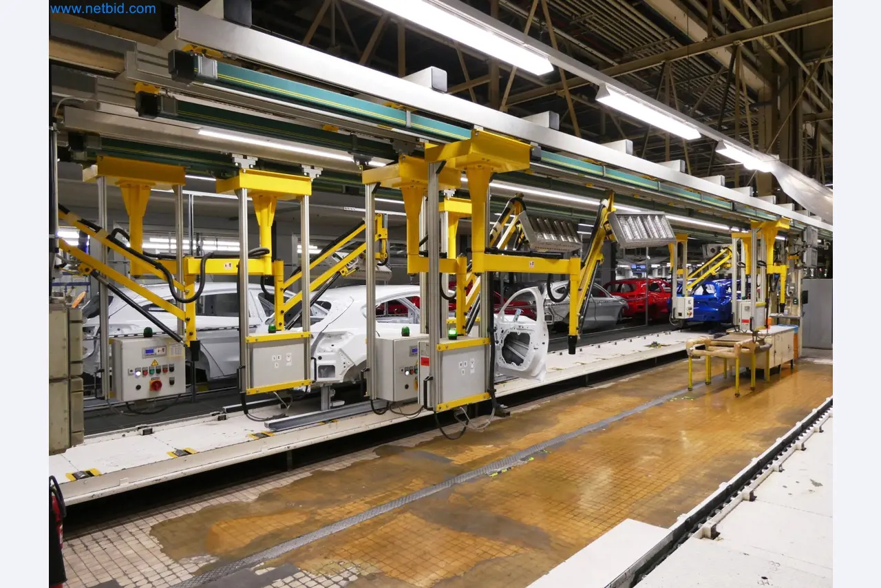 Roboty, sprzęt spawalniczy i akcesoria montażowe z branży motoryzacyjnej-2