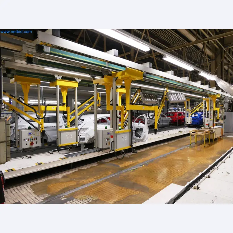 Roboty, sprzęt spawalniczy i akcesoria montażowe z branży motoryzacyjnej-2