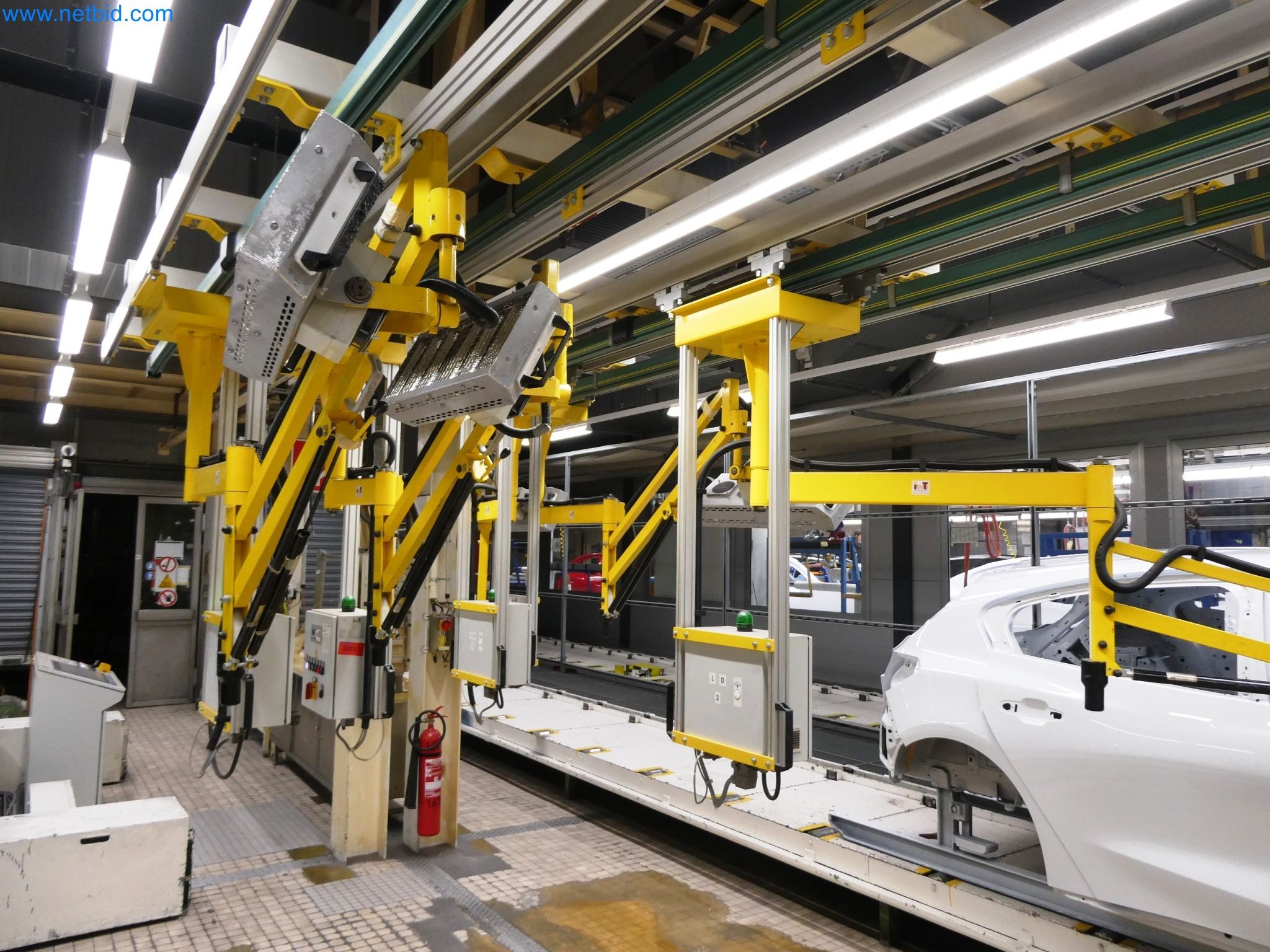 Roboty, sprzęt spawalniczy i akcesoria montażowe z branży motoryzacyjnej-3