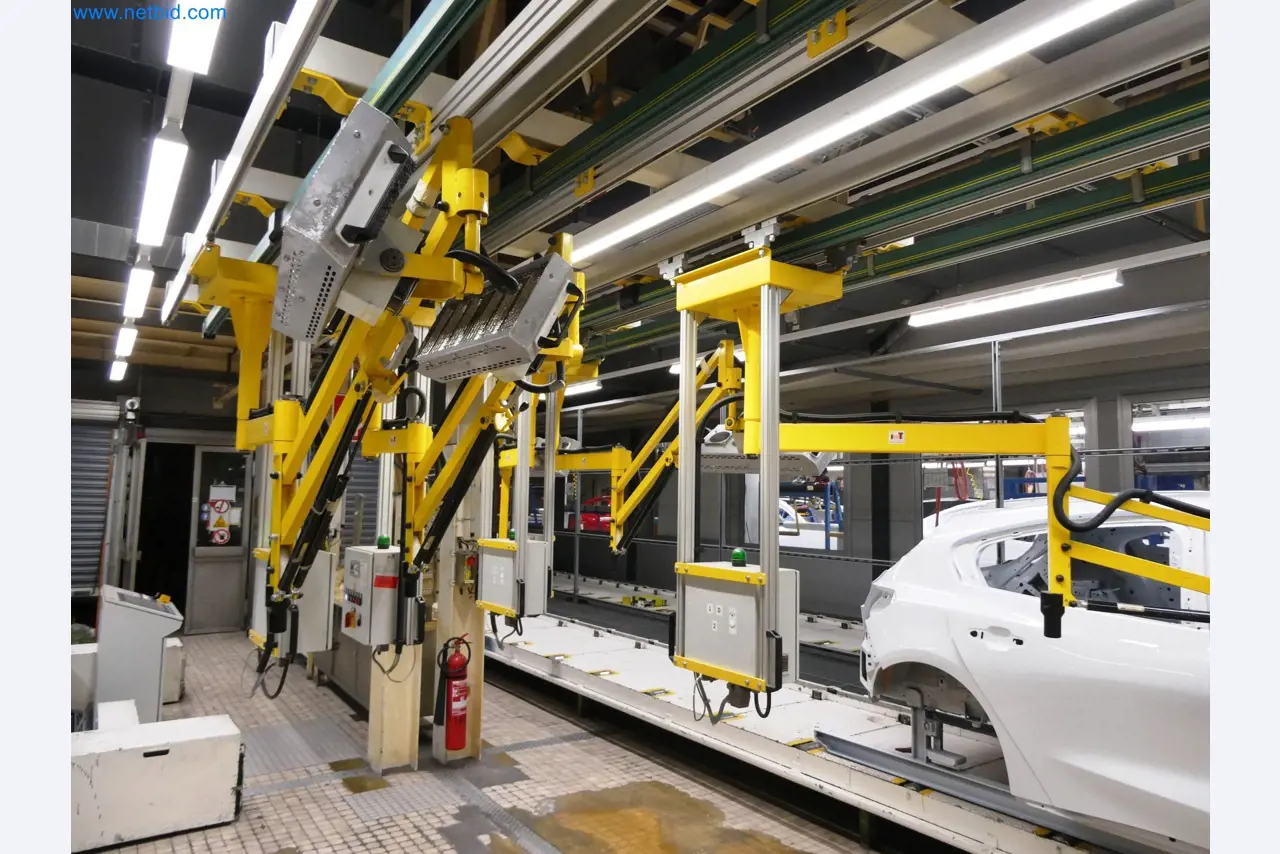 Roboty, sprzęt spawalniczy i akcesoria montażowe z branży motoryzacyjnej-3