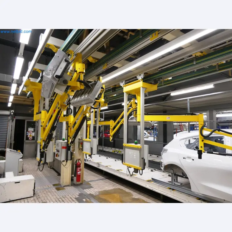 Roboty, sprzęt spawalniczy i akcesoria montażowe z branży motoryzacyjnej-3