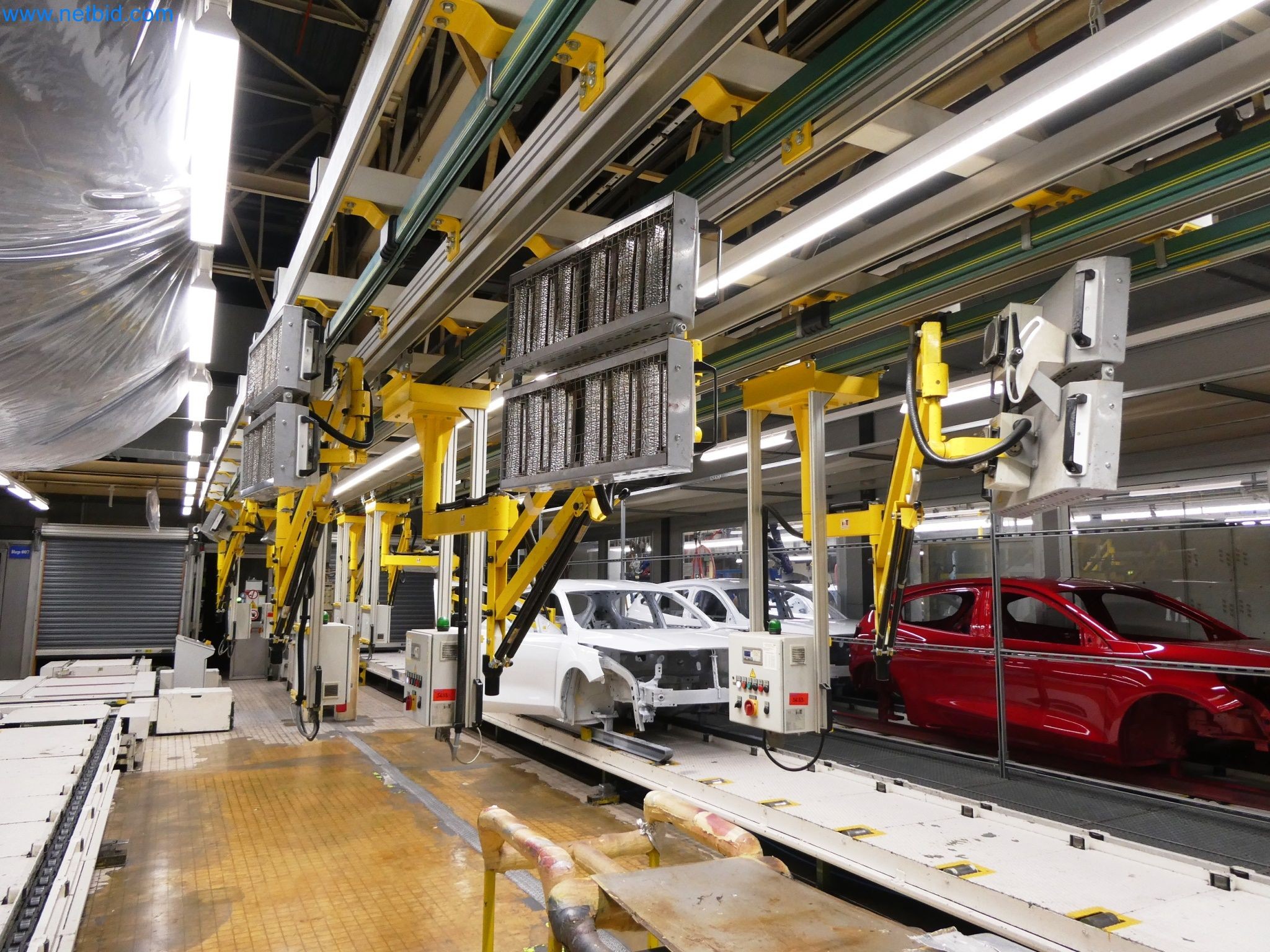 Roboty, sprzęt spawalniczy i akcesoria montażowe z branży motoryzacyjnej-4