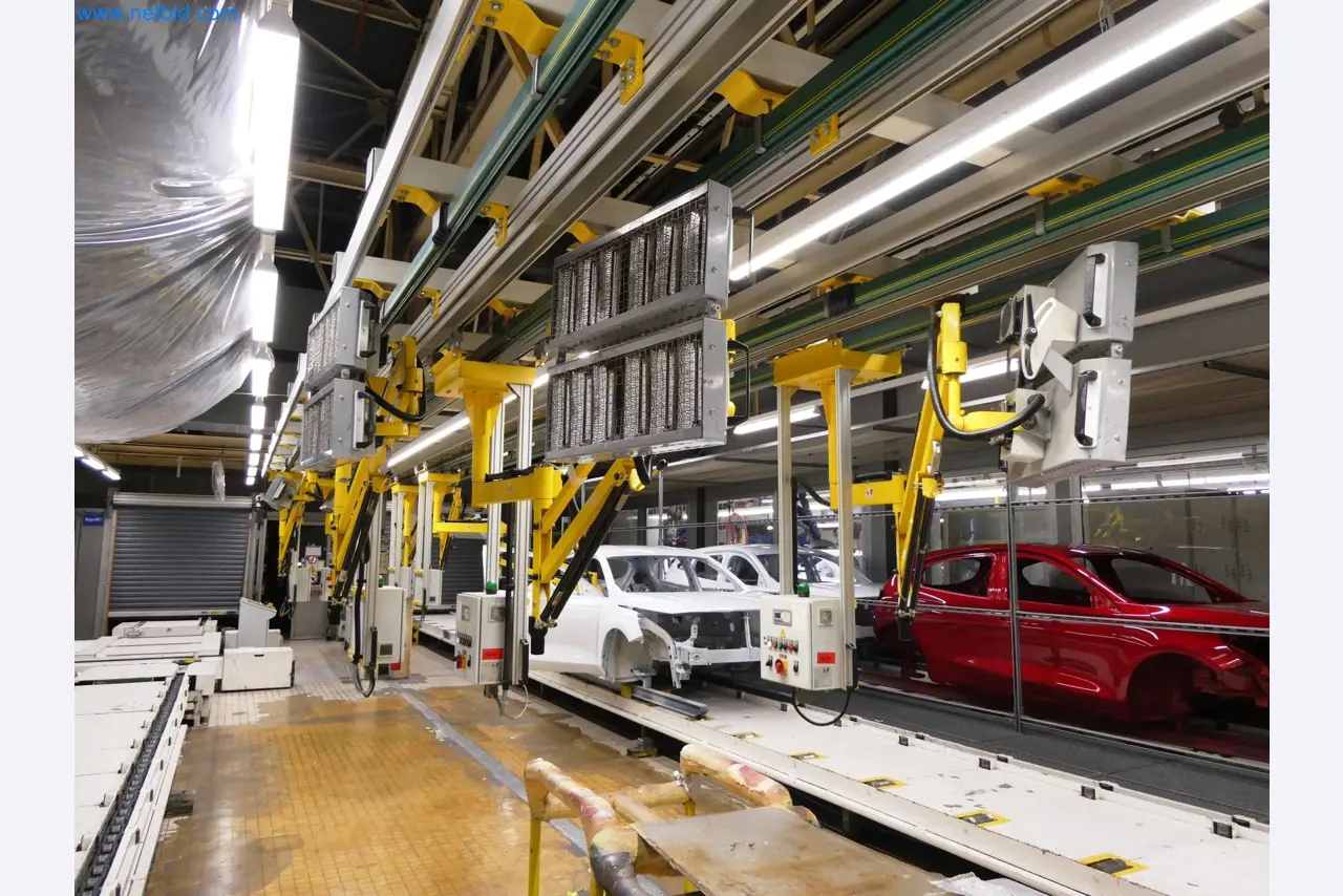 Roboty, sprzęt spawalniczy i akcesoria montażowe z branży motoryzacyjnej-4