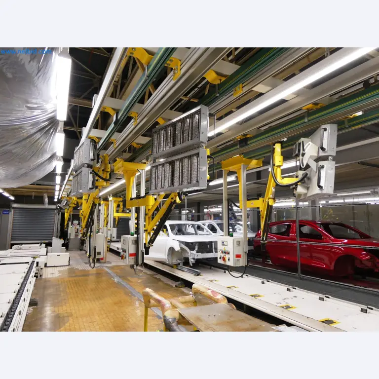 Roboty, sprzęt spawalniczy i akcesoria montażowe z branży motoryzacyjnej-4