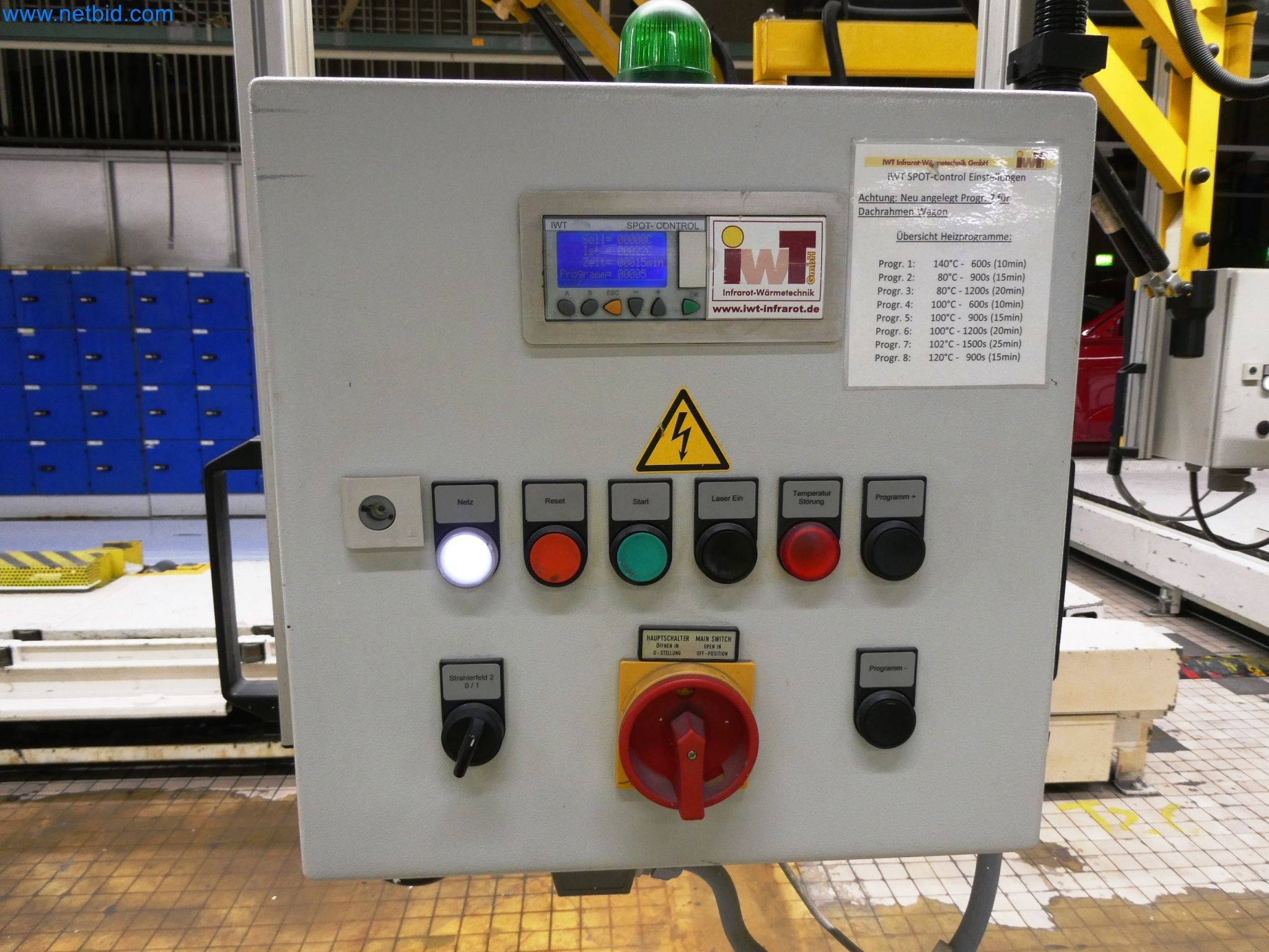 Roboty, sprzęt spawalniczy i akcesoria montażowe z branży motoryzacyjnej-5