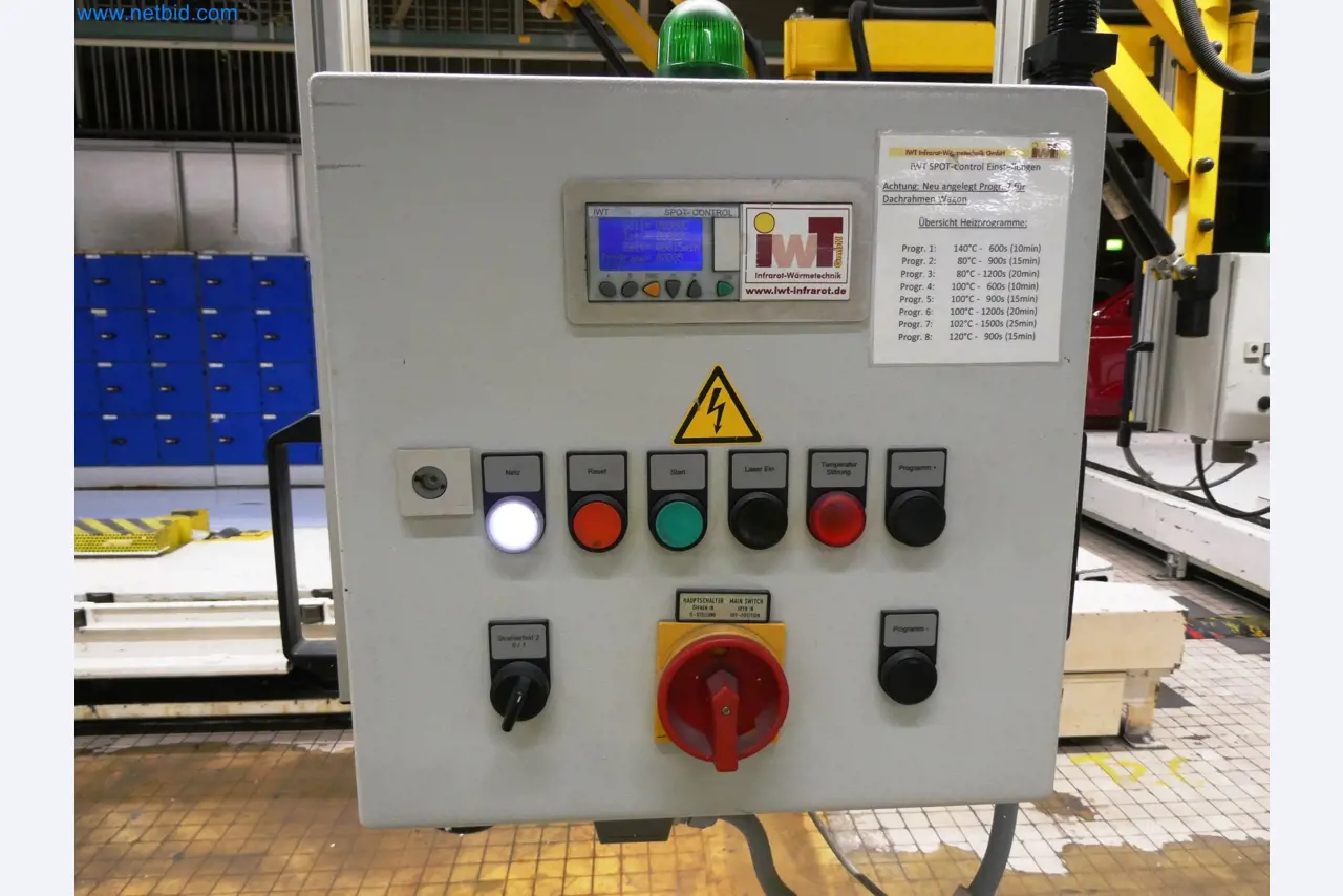 Roboty, sprzęt spawalniczy i akcesoria montażowe z branży motoryzacyjnej-5