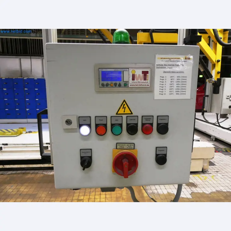 Roboty, sprzęt spawalniczy i akcesoria montażowe z branży motoryzacyjnej-5