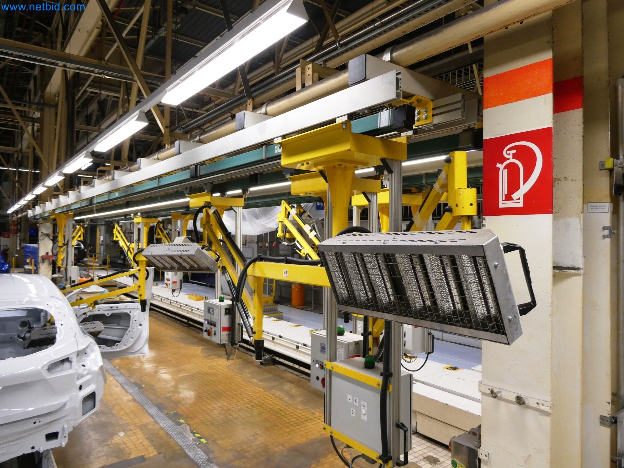 Roboty, sprzęt spawalniczy i akcesoria montażowe z branży motoryzacyjnej-6